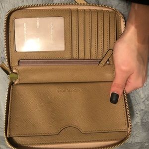 Wallet/wristlet